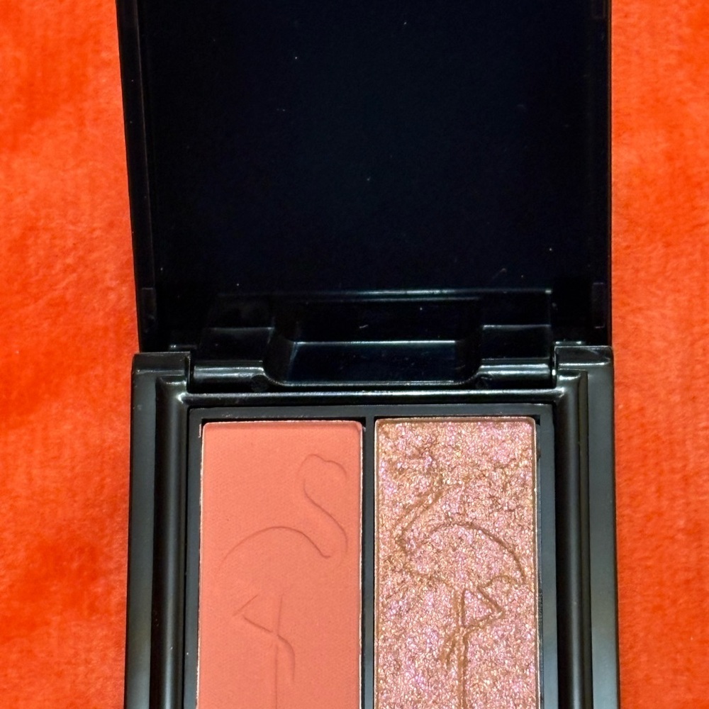 Dual-Tone Flamingo Eyeshadow Palette